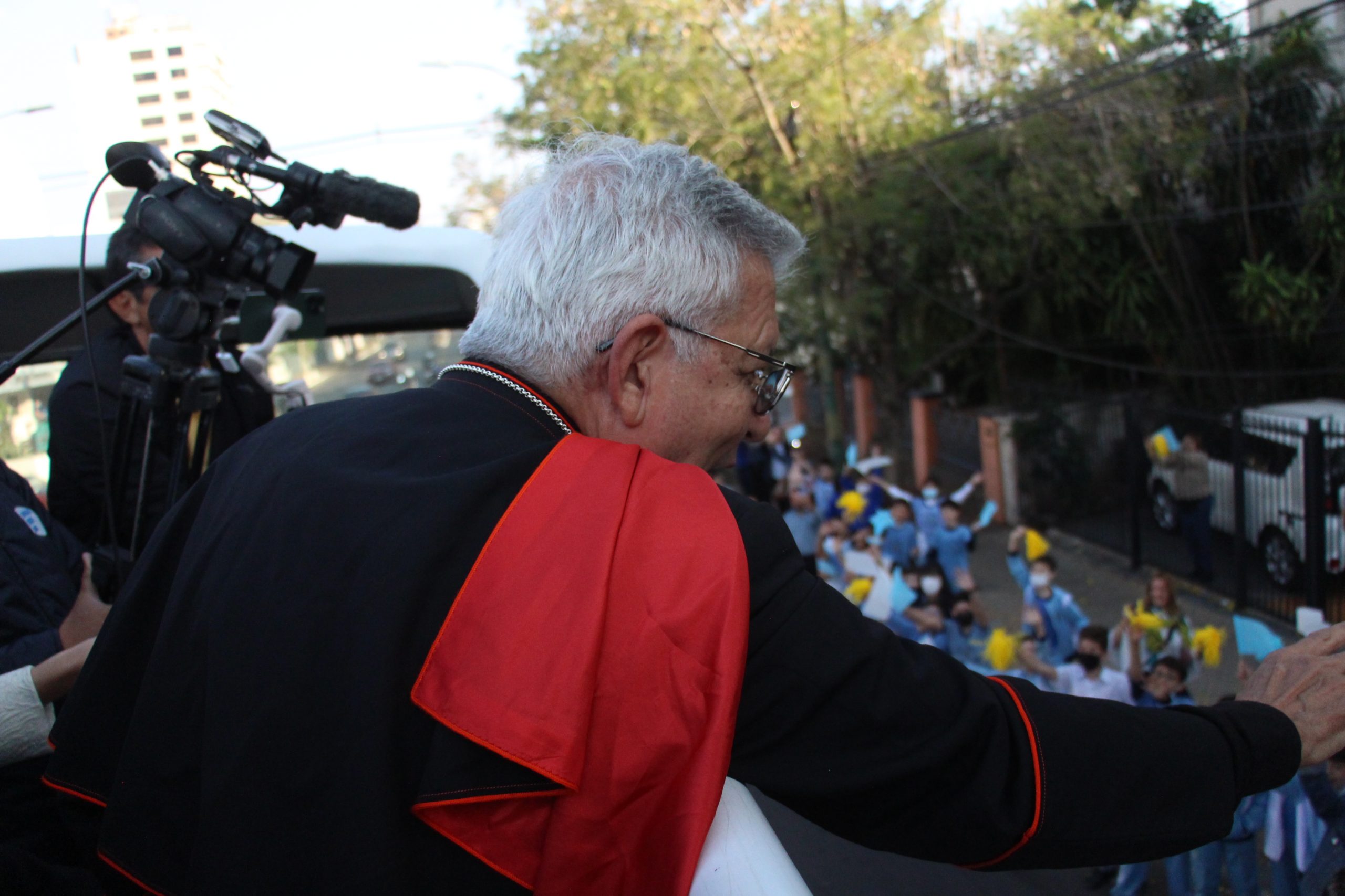 El nuevo cardenal saluda a la gente que lo espera. (Foto CEP)