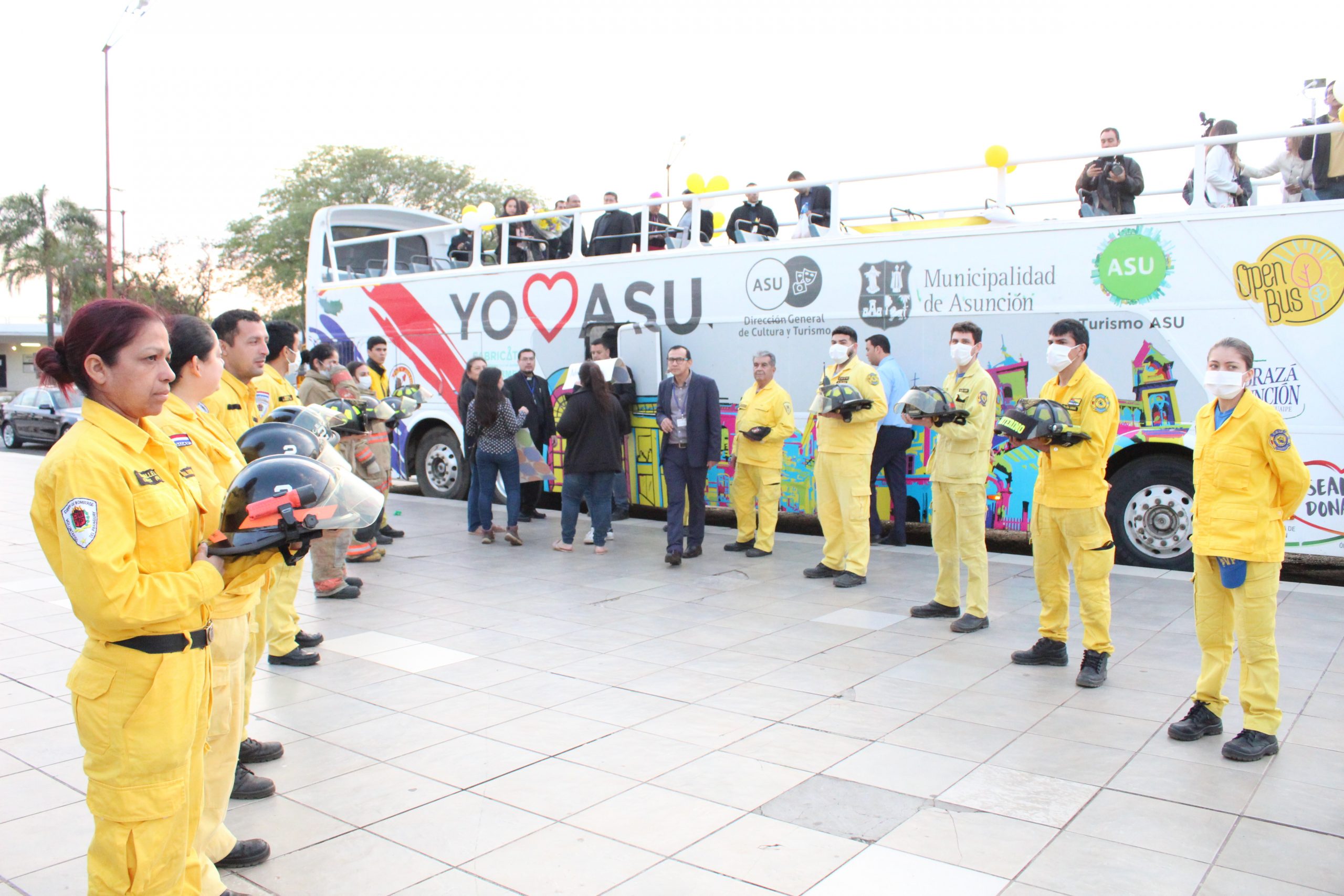 Bomberos voluntarios tambien fueron a recibirlo. (Foto CEP)