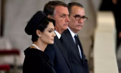 Bolsonaro acude al velorio de la reina acompañado de la primera dama, Michelle, y el pastor Silas Malafaia. Foto: BBC Mundo.