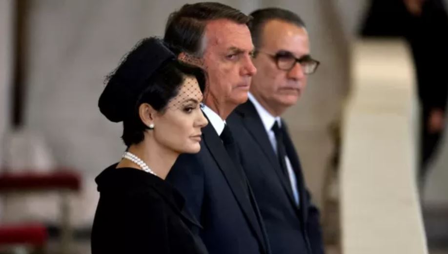 Bolsonaro acude al velorio de la reina acompañado de la primera dama, Michelle, y el pastor Silas Malafaia. Foto: BBC Mundo.