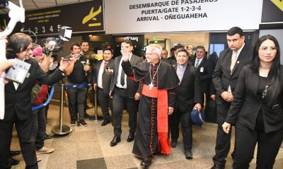 El cardenal paraguayo en el aeropuerto Silvio Pettirossi. Foto: DINAC