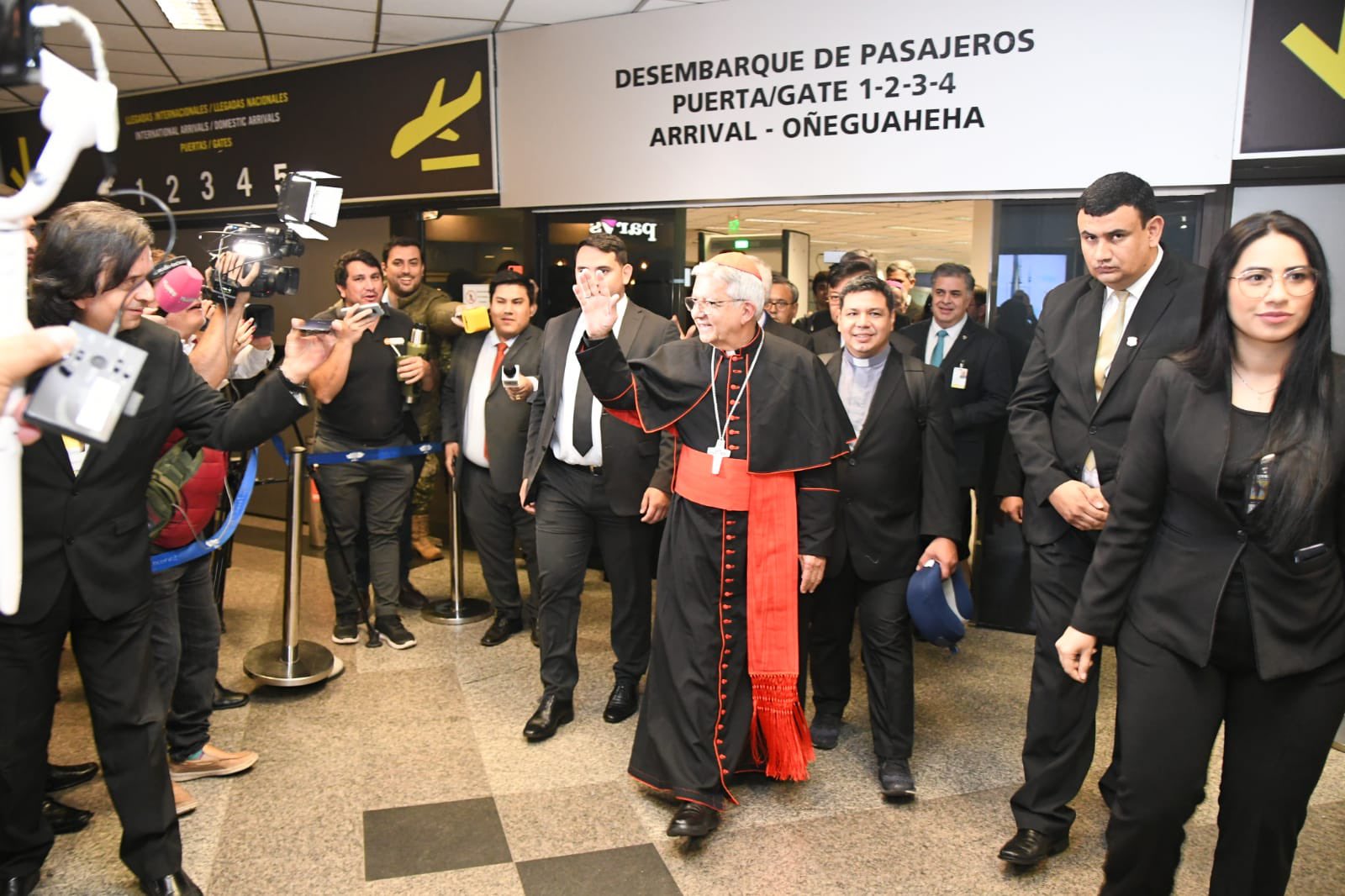 El cardenal paraguayo en el aeropuerto Silvio Pettirossi. Foto: DINAC