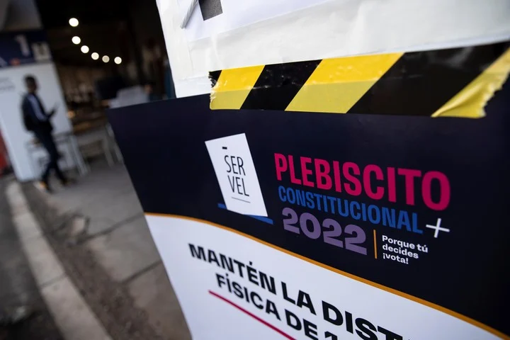 Cerca de 3.000 centros de votación abren este domingo en Chile para dar inicio a una de las votaciones más importantes de su historia Foto: EFE