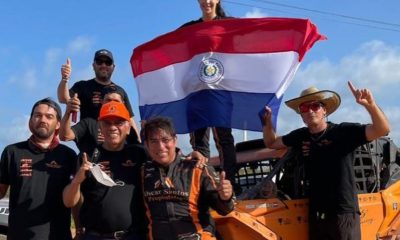 Mirna Pereira (con la bandera tricolor) junto a Oscar Santos, dupla que brilló en el Rally do Sertões, será una de las atracciones. Gentileza