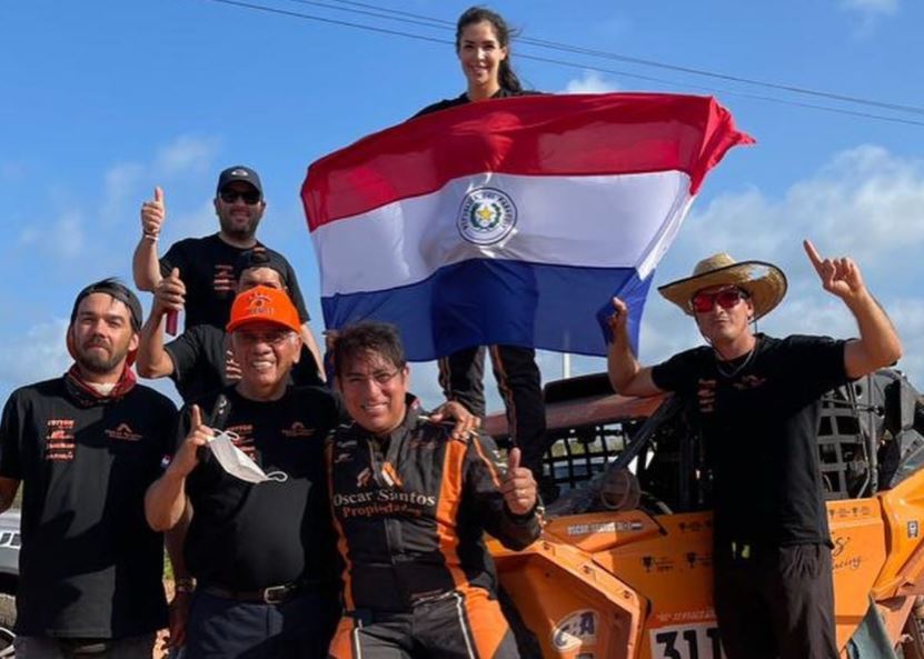 Mirna Pereira (con la bandera tricolor) junto a Oscar Santos, dupla que brilló en el Rally do Sertões, será una de las atracciones. Gentileza