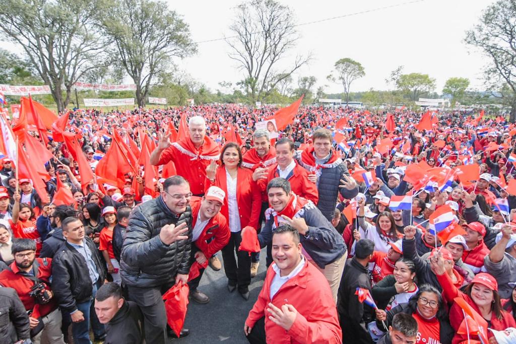 El oficialismo en medio de los festejos en Ybycu'i. Foto: Aníbal Coronel