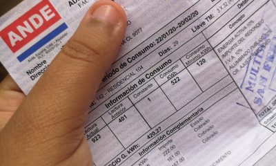 Un usuario mostrando su factura de la ANDE. Foto: Ilustrativa.