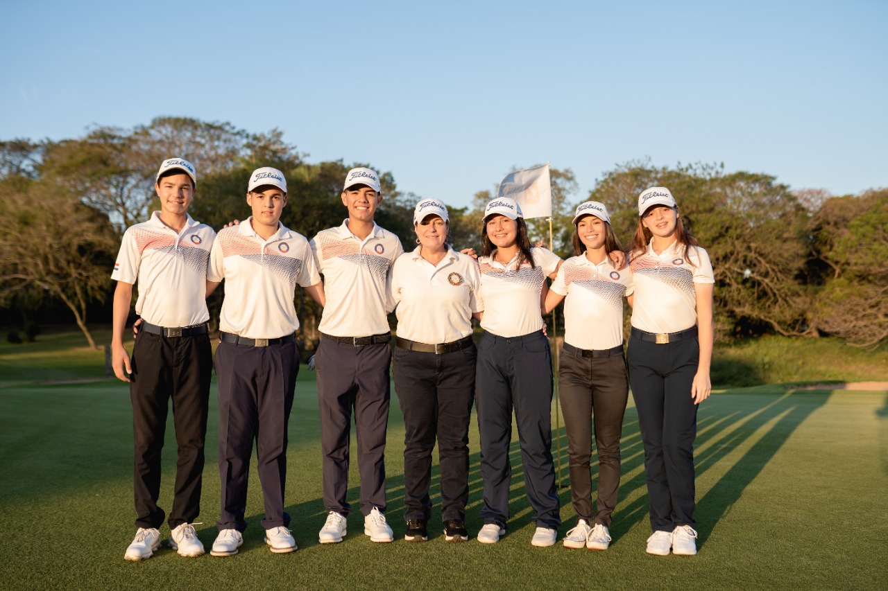 Franco Fernández, Alejandro Echague, Ezequiel Cabrera. Jazmín Cataldo (delegada), Sol Mendoza, Renata Abad y Victoria Livieres (Izq. a der.), integrantes del Team Paraguay. GENTILEZA.