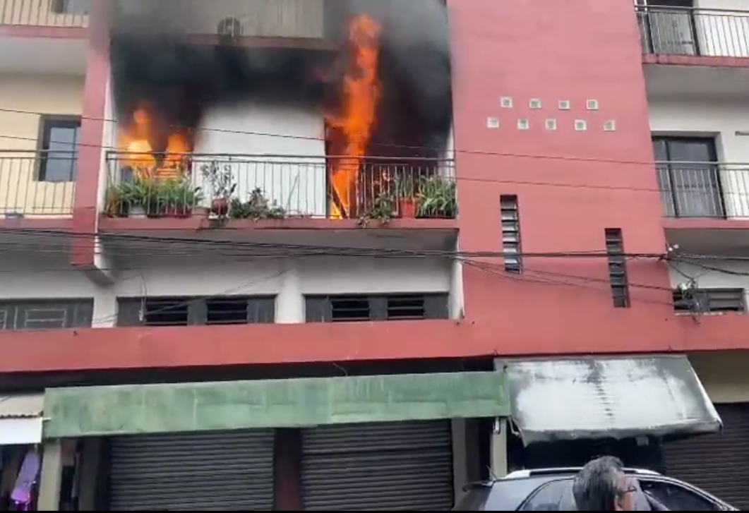 El edificio está siendo consumido. Foto: Captura.