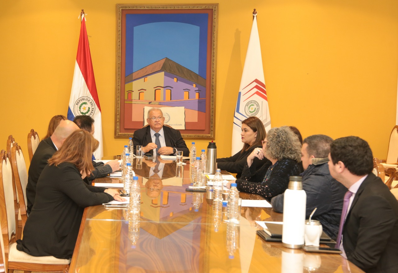 Representantes de la Justicia Electoral, el Instituto Paraguayo del Indígena (INDI) y la organización Tierraviva, se reunieron para tocar el tema. Foto: Justicia Electoral.