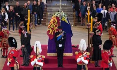 Los ocho nietos de Isabel I Ivelan el féretro de la reina. Foto: RTVE.