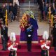 Los ocho nietos de Isabel I Ivelan el féretro de la reina. Foto: RTVE.