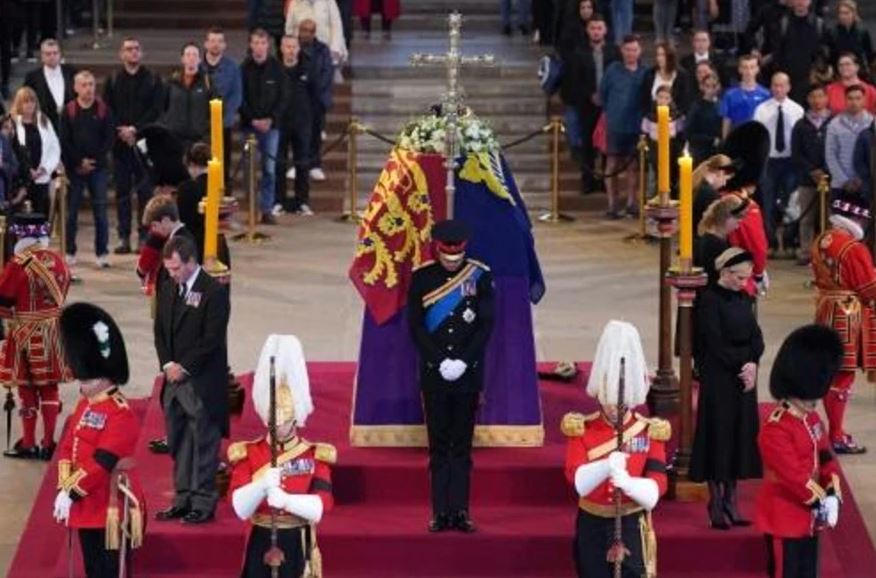 Los ocho nietos de Isabel I Ivelan el féretro de la reina. Foto: RTVE.