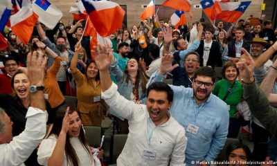 Uno de los comandos electorales de la opción Rechazo celebra tras escuchar los resultados parciales del plebiscito constitucional. Foto: El País