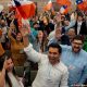 Uno de los comandos electorales de la opción Rechazo celebra tras escuchar los resultados parciales del plebiscito constitucional. Foto: El País