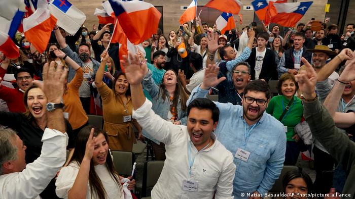 Uno de los comandos electorales de la opción Rechazo celebra tras escuchar los resultados parciales del plebiscito constitucional. Foto: El País