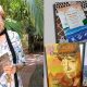 La poeta Susy Delgado y las obras que tradujo al guaraní. Cortesía