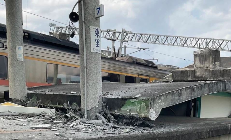 Plataforma de tren dañada después de un terremoto de magnitud 6,9, en la estación Dongli en Hualien. Foto: Infobae.