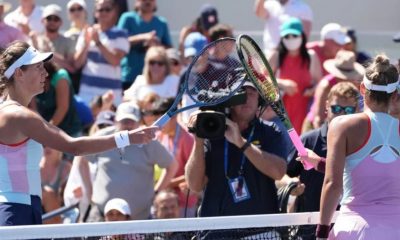 Victoria Azarenka y Marta Kostyuk hicieron un frío choque de raquetas en la red al término de su partido en el US Open (Foto: USA TODAY Sports