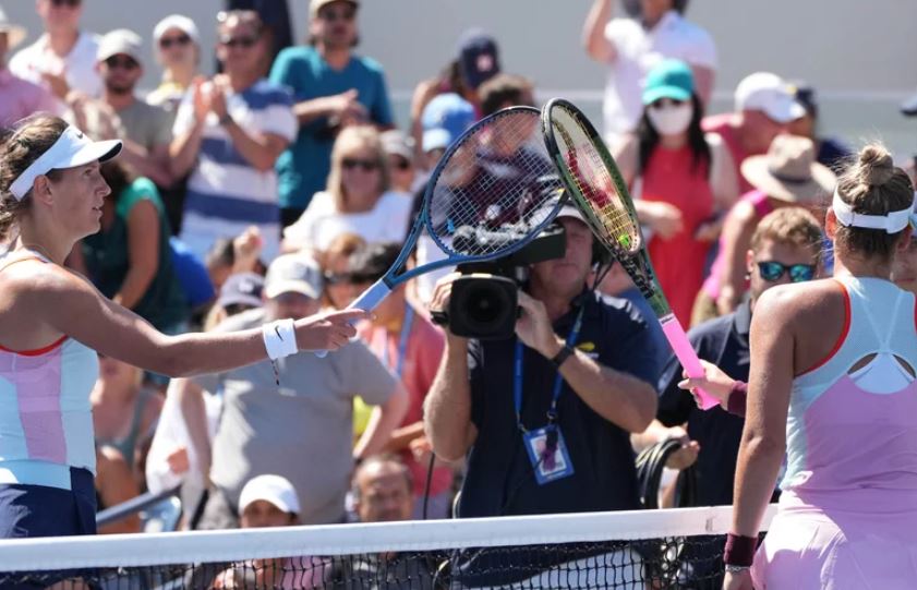 Victoria Azarenka y Marta Kostyuk hicieron un frío choque de raquetas en la red al término de su partido en el US Open (Foto: USA TODAY Sports