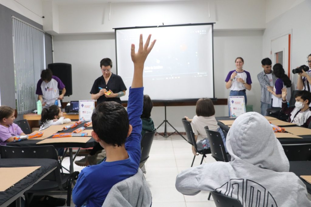 Taller “Orbitando” dirigido a niños y adolescentes. Foto: Becal.