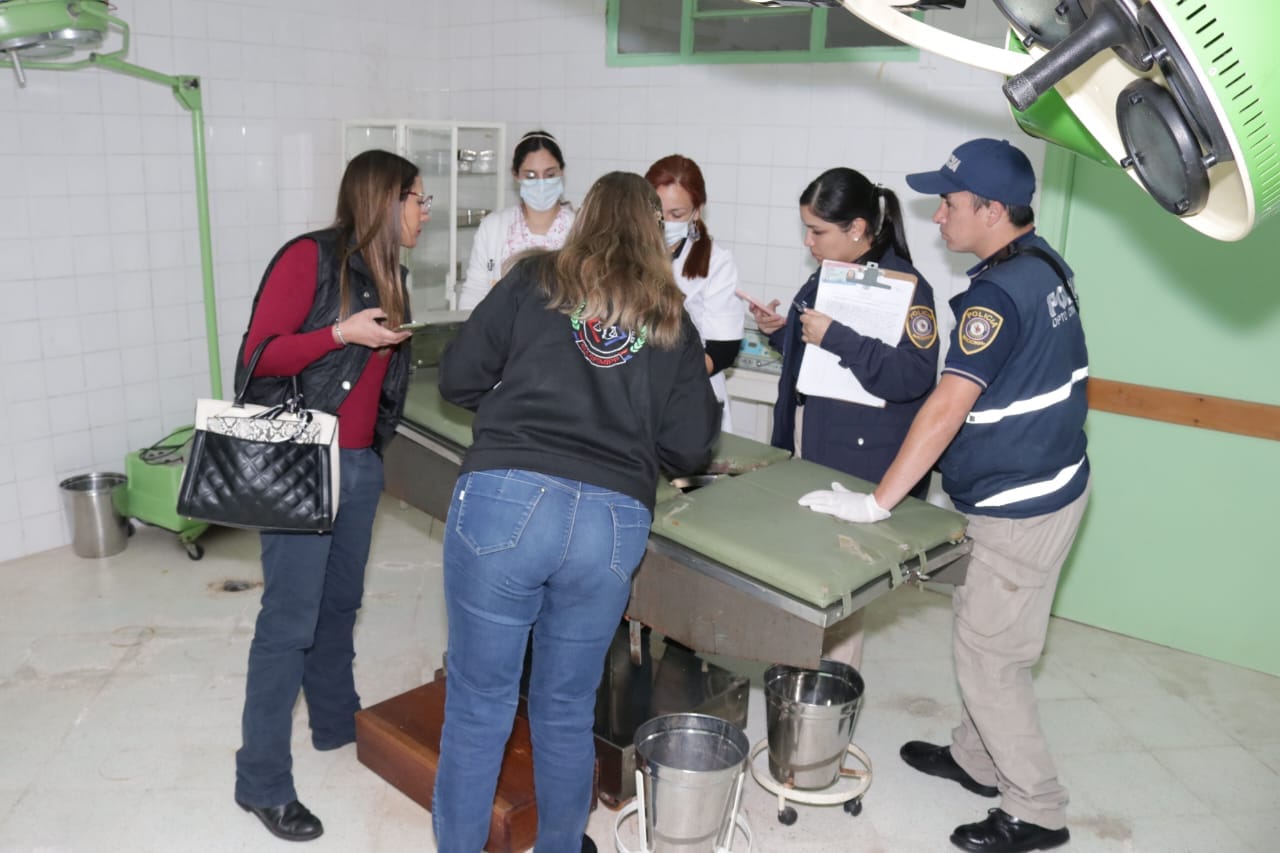 La comitiva fiscal se encuentra en el sanatorio clandestino. Foto: Ministerio Público.