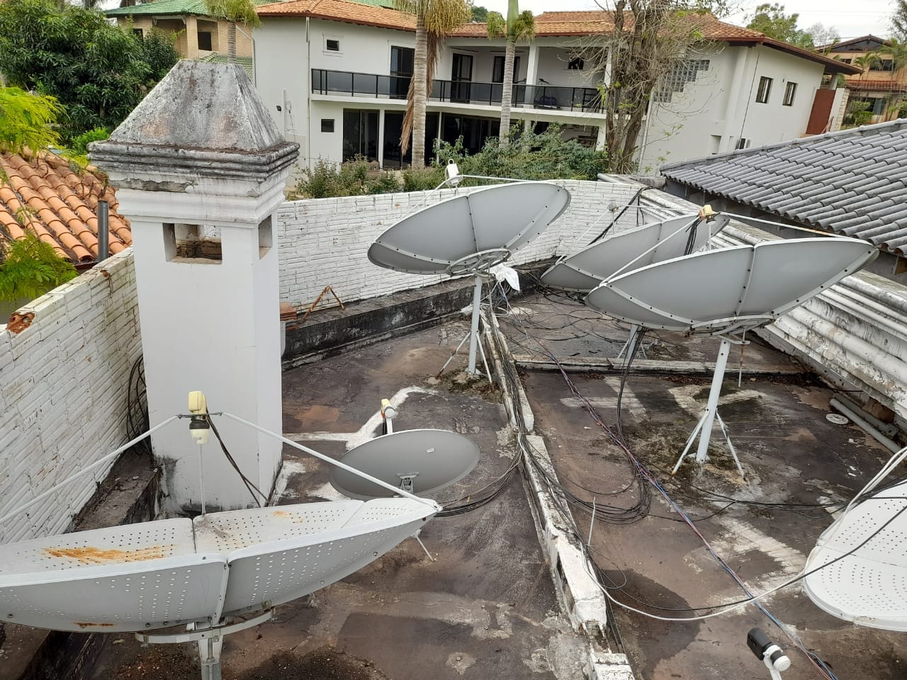 El extranjero captaba las señales desde una lujosa residencia. Sin embargo se encuentra prófugo. Foto: Ministerio Público