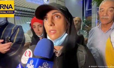 Rekabi, que representó a Irán sin usar el velo islámico, se disculpó y calificó el incdente como un descuido. Elnaz Rekabi Llegada de la escaladora Elnaz Rekabi a Teherán, este miércoles Una multitud recibió este miércoles en el aeropuerto de Teherán a la escaladora iraní Elnaz Rekabi, después de que la deportista compitiera en Corea del Sur sin velo,informaron medios locales. Rekabi compitió con la cabeza descubierta utilizando sólo una cinta para recogerse el cabello en un campeonato en Seúl el domingo. Este gesto fue interpretado por algunos como una muestra de solidaridad hacia el movimiento de protestas que sacude hace un mes Irán, después de la muerte de Mahsa Amini, una joven detenida en Teherán por la policía de la moral porque supuestamente su velo dejaba ver algunos mechones de pelo. Eufórico recibimiento La República Islámica exige que las deportistas iraníes lleven el velo incluso en las competiciones en el extranjero. Rekabi,de 33 años, llegó al aeropuerto internacional Imán Jomeini temprano este miércoles, según un video difundido por la agencia estatal IRNA. Decenas de personas se congregaron para recibirla, con vítores y aplausos cuando salió por las puertas, según un video publicado en internet por el periódico reformista Shargh. La deportista apareció con una capucha y una gorra de béisbol y fue recibida por su familia y después se dirigió a los medios estatales. "Debido al ambiente que reinaba en la final de la competición y al hecho de que fui llamada inesperadamente, me confundí con mi equipamiento técnico y eso provocó que me olvidara del hiyab", dijo. "Vuelvo a Irán en paz, en perfecto estado de salud y de acuerdo a mis planes. Me disculpo ante las personas de Irán por las tensiones que esto creó", afirmó y agregó que no tenía ninguna intención de dejar el equipo nacional. Estos comentarios confirman un mensaje publicado el martes en su cuenta de Instagram, en el que se disculpó por "cualquier preocupación" que pudo causar y dijo que la decisión de quitarse el velo "no fue intencional", sino porque fue llamada a competir antes de lo previsto. Preocupación por Rekabi Grupos de derechos humanos expresaron su preocupación por su situación tras denuncias de sus amigos que afirmaron que no habían podido ponerse en contacto con ella. Sin embargo, en un comunicado enviado a AFP, la embajada iraní en Seúl negó "cualquier información falsa y desinformación" sobre su situación. En una primera fase de la competición, la deportista apareció con una bandana, pero en la escalada principal llevó el pelo descubierto. Este gesto coincide con las protestas por la muerte de Amini, de 22 años, en las que muchas mujeres han participado, arrancándose sus velos en las calles y en universidades y escuelas de todo el país. La violencia en las calles ha provocado decenas de muertos, la mayoría manifestantes, pero también hay fallecidos entre las fuerzas de seguridad, y cientos de detenidos. Foto: DW.