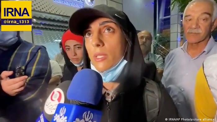 Rekabi, que representó a Irán sin usar el velo islámico, se disculpó y calificó el incdente como un descuido. Elnaz Rekabi Llegada de la escaladora Elnaz Rekabi a Teherán, este miércoles Una multitud recibió este miércoles en el aeropuerto de Teherán a la escaladora iraní Elnaz Rekabi, después de que la deportista compitiera en Corea del Sur sin velo,informaron medios locales. Rekabi compitió con la cabeza descubierta utilizando sólo una cinta para recogerse el cabello en un campeonato en Seúl el domingo. Este gesto fue interpretado por algunos como una muestra de solidaridad hacia el movimiento de protestas que sacude hace un mes Irán, después de la muerte de Mahsa Amini, una joven detenida en Teherán por la policía de la moral porque supuestamente su velo dejaba ver algunos mechones de pelo. Eufórico recibimiento La República Islámica exige que las deportistas iraníes lleven el velo incluso en las competiciones en el extranjero. Rekabi,de 33 años, llegó al aeropuerto internacional Imán Jomeini temprano este miércoles, según un video difundido por la agencia estatal IRNA. Decenas de personas se congregaron para recibirla, con vítores y aplausos cuando salió por las puertas, según un video publicado en internet por el periódico reformista Shargh. La deportista apareció con una capucha y una gorra de béisbol y fue recibida por su familia y después se dirigió a los medios estatales. "Debido al ambiente que reinaba en la final de la competición y al hecho de que fui llamada inesperadamente, me confundí con mi equipamiento técnico y eso provocó que me olvidara del hiyab", dijo. "Vuelvo a Irán en paz, en perfecto estado de salud y de acuerdo a mis planes. Me disculpo ante las personas de Irán por las tensiones que esto creó", afirmó y agregó que no tenía ninguna intención de dejar el equipo nacional. Estos comentarios confirman un mensaje publicado el martes en su cuenta de Instagram, en el que se disculpó por "cualquier preocupación" que pudo causar y dijo que la decisión de quitarse el velo "no fue intencional", sino porque fue llamada a competir antes de lo previsto. Preocupación por Rekabi Grupos de derechos humanos expresaron su preocupación por su situación tras denuncias de sus amigos que afirmaron que no habían podido ponerse en contacto con ella. Sin embargo, en un comunicado enviado a AFP, la embajada iraní en Seúl negó "cualquier información falsa y desinformación" sobre su situación. En una primera fase de la competición, la deportista apareció con una bandana, pero en la escalada principal llevó el pelo descubierto. Este gesto coincide con las protestas por la muerte de Amini, de 22 años, en las que muchas mujeres han participado, arrancándose sus velos en las calles y en universidades y escuelas de todo el país. La violencia en las calles ha provocado decenas de muertos, la mayoría manifestantes, pero también hay fallecidos entre las fuerzas de seguridad, y cientos de detenidos. Foto: DW.