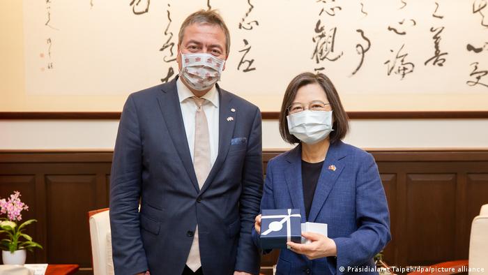 Peter Heidt (d), al frente de la delegación de parlamentarios alemanes que visitan Taiwán, junto a la presidenta Tsai Ing-wen Foto: DW.