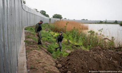 Agentes de policía patrullan junto a un muro de acero en el río Evros, cerca del pueblo de Poros, en la frontera entre Grecia y Turquía, Grecia. Foto: DW.