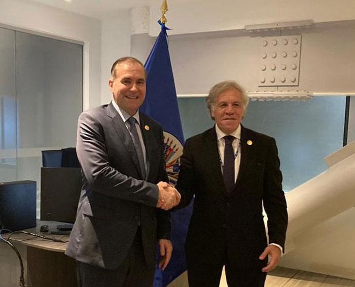 El ministro de Relaciones Exteriores, Julio César Arriola, junto al secretario general de la Organización de Estados Americanos (OEA), Luis Almagro. Foto: MRE