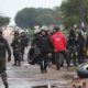 Policías antimotines de Bolivia retiran unos neumáticos que eran usados para bloquear calles hoy, en Santa Cruz (Bolivia). Foto: Infobae