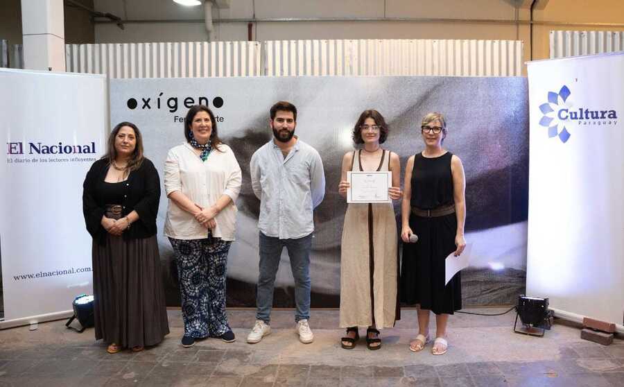 Camila Bonamigo recibiendo su premio. Cortesía