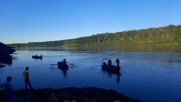 El cuerpo del nño fue encontrado en la orilla del río Paraná, a pocos metros del lugar donde cayó de la canoa mientras estaba jugando. (Foto: Gentileza)