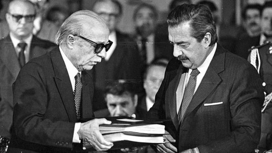 Ernesto Sábato entrega a Raúl Alfonsín el informe final de la comisión el 20 de septiembre de 1984. Cortesía