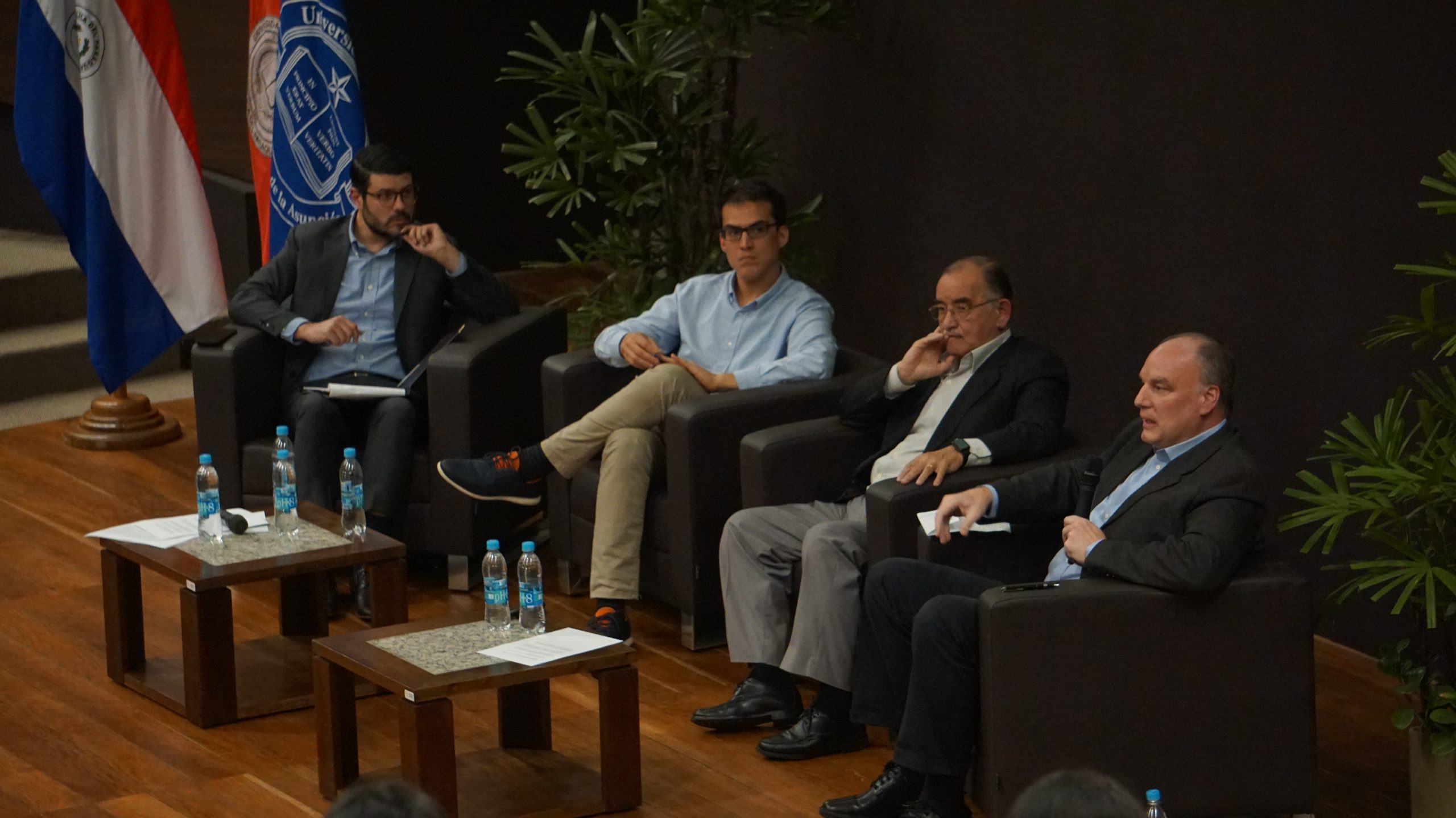 Expertos durante el conversatorio denominado “Política Energética: Itaipú para el Desarrollo”. Foto: UC.