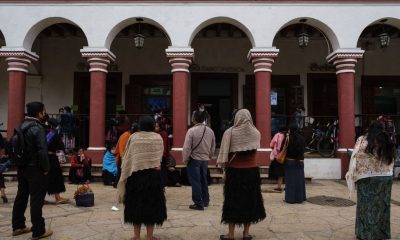 Decenas de personas permanecen formadas para recibir remesas provenientes de Estados Unidos, en San Cristóbal de las Casas, el 23 de febrero de 2021. Foto: El País