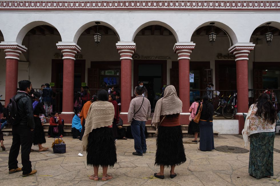 Decenas de personas permanecen formadas para recibir remesas provenientes de Estados Unidos, en San Cristóbal de las Casas, el 23 de febrero de 2021. Foto: El País