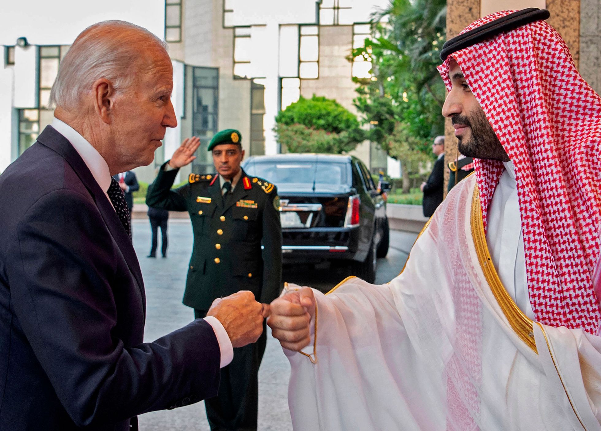 El presidente de EE. UU., Joe Biden, y el príncipe heredero saudí, Mohamed bin Salmán. Foto: El País