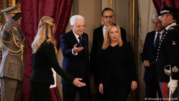 El presidente italiano, Sergio Mattarella, da paso a Giorgina Melone en el palacio Quirinal de Roma. Foto: DW