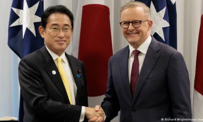 El primer ministro japonés, Fumio Kishida, y su homólogo australiano, Anthony Albanese, tras la firma. Foto: DW