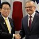 El primer ministro japonés, Fumio Kishida, y su homólogo australiano, Anthony Albanese, tras la firma. Foto: DW