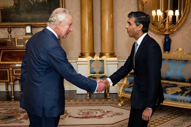 El rey Carlos III recibe a Rishi Sunak en el Palacio de Buckingham. Foto: Infobae