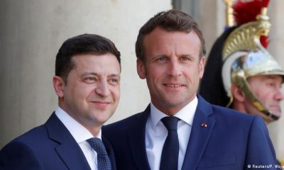 Emmanuel Macron (der) y Wolodímir Selenski en París, en una foto de archivo .