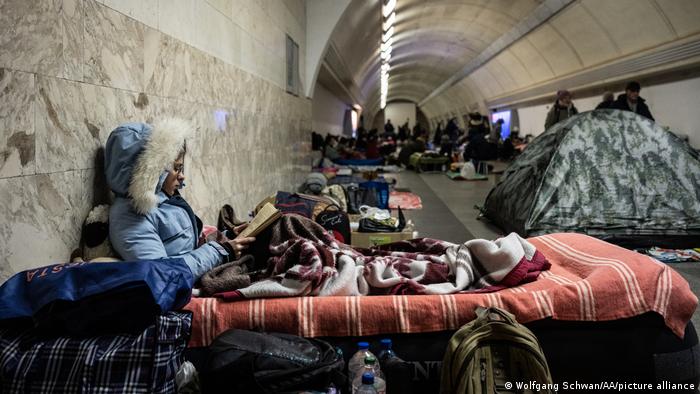 En Kiev, la gente se refugia de los ataques aéreos en las estaciones de metro. En Moldavia no existen refugios de este tipo. Foto: DW.