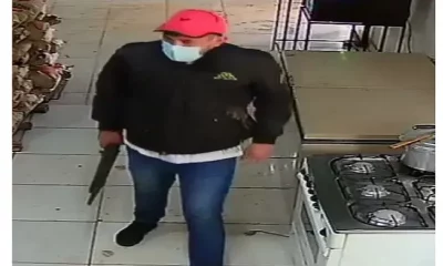 Uno de los delincuentes con el arma en la mano. Foto: Captura video