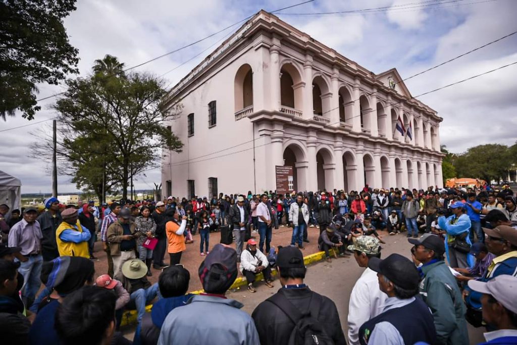 Desde hace días, los indígenas se concentran frente al Cabildo. Foto: Tierra Viva.