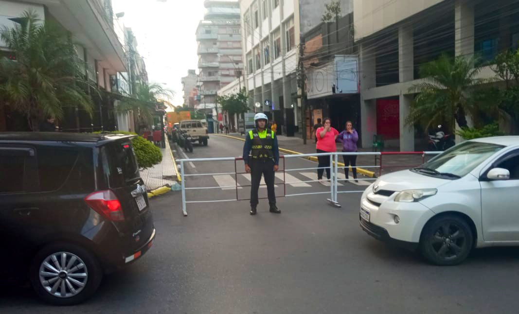 Agentes de la PMT se encuentran custodiando el tránsito de la zona. Foto: Gentileza.