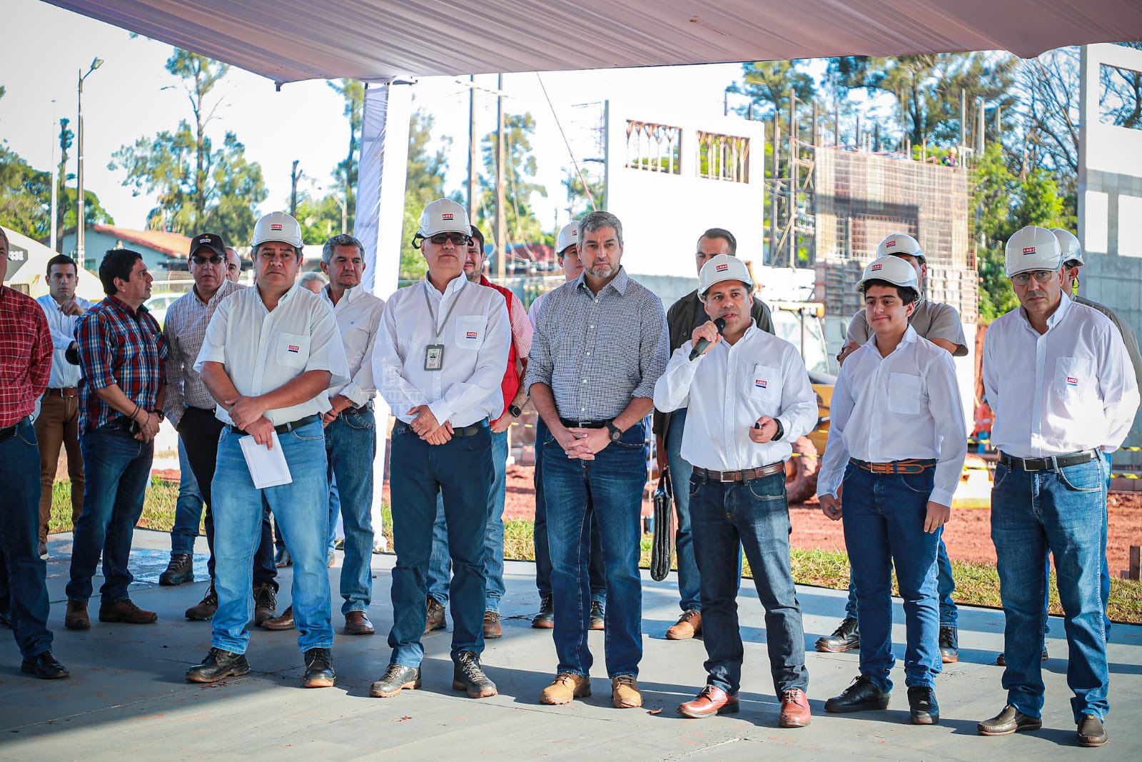 El presidente Mario Abdo Benitez, realizó una visita a las obras de ampliación y modernización de la subestación Alto Paraná. Foto: Gentileza.